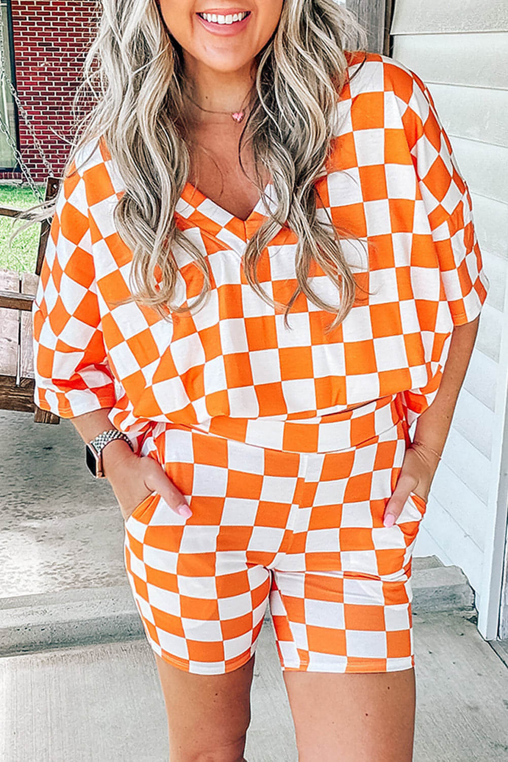 Conjunto de estar por casa con camiseta holgada y pantalones cortos con cuello en V y estampado de cuadros en color naranja