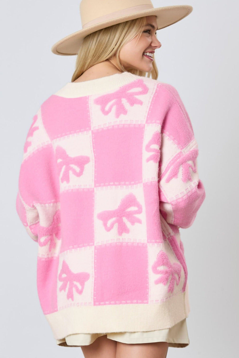 Cardigan con bottoni e scollo a V con motivo a quadretti con fiocco rosa e spalla abbassata