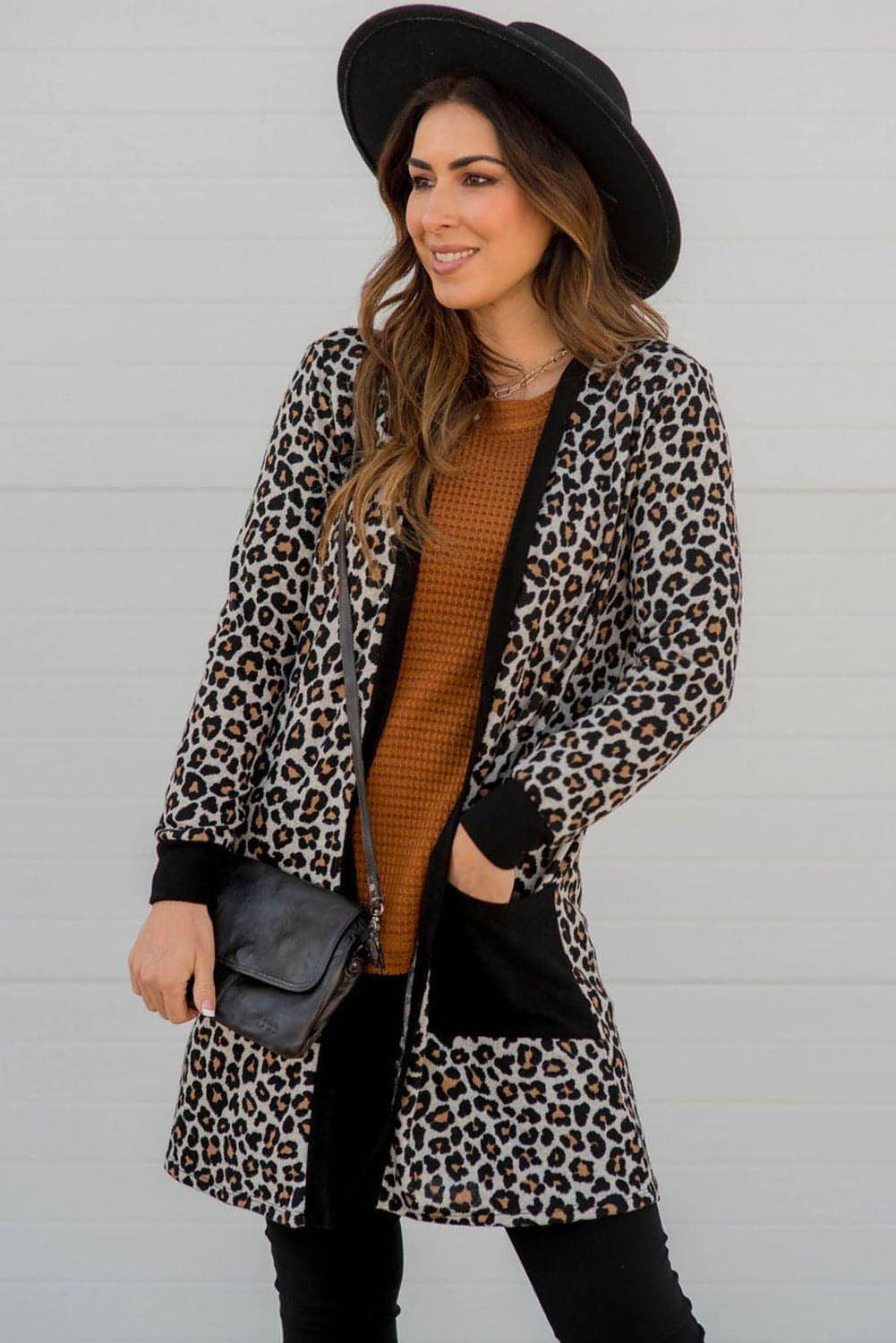 Schwarzer Leopard geflickt Tasche offen vordere Strickjacke