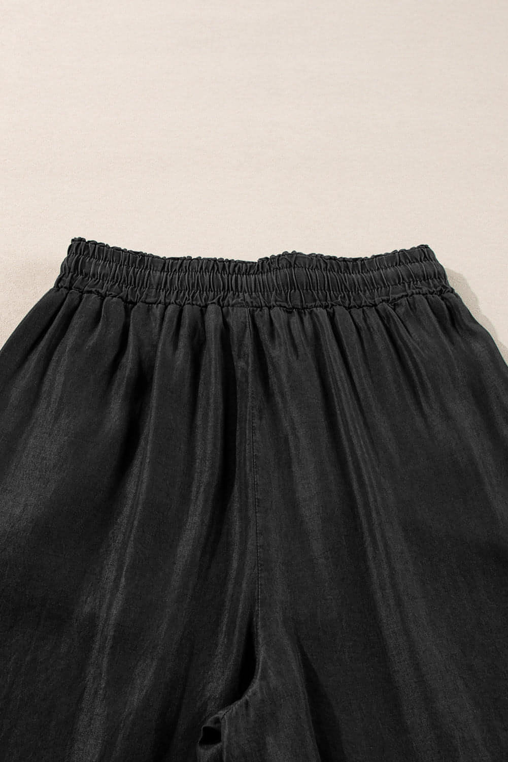 Calça jeans de perna larga de cintura alta de cordão preto