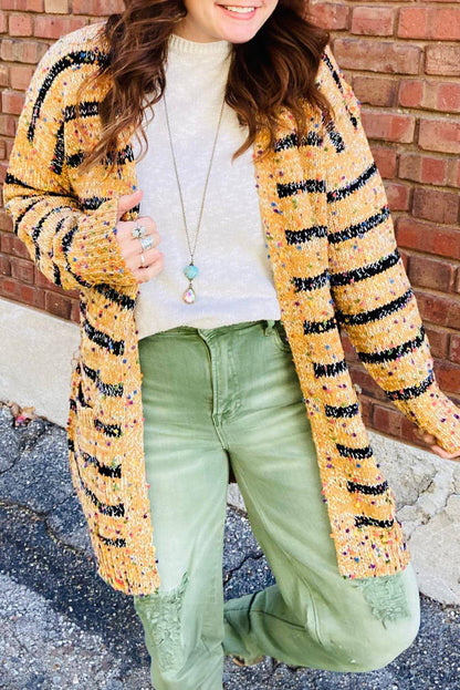 Cardigan long beige rayé en tricot à pompons ouvert sur le devant