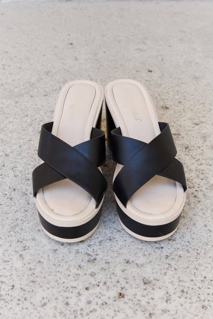 Weeboo – Cherish The Moments – Plateausandalen mit Kontrastbesatz in Schwarz