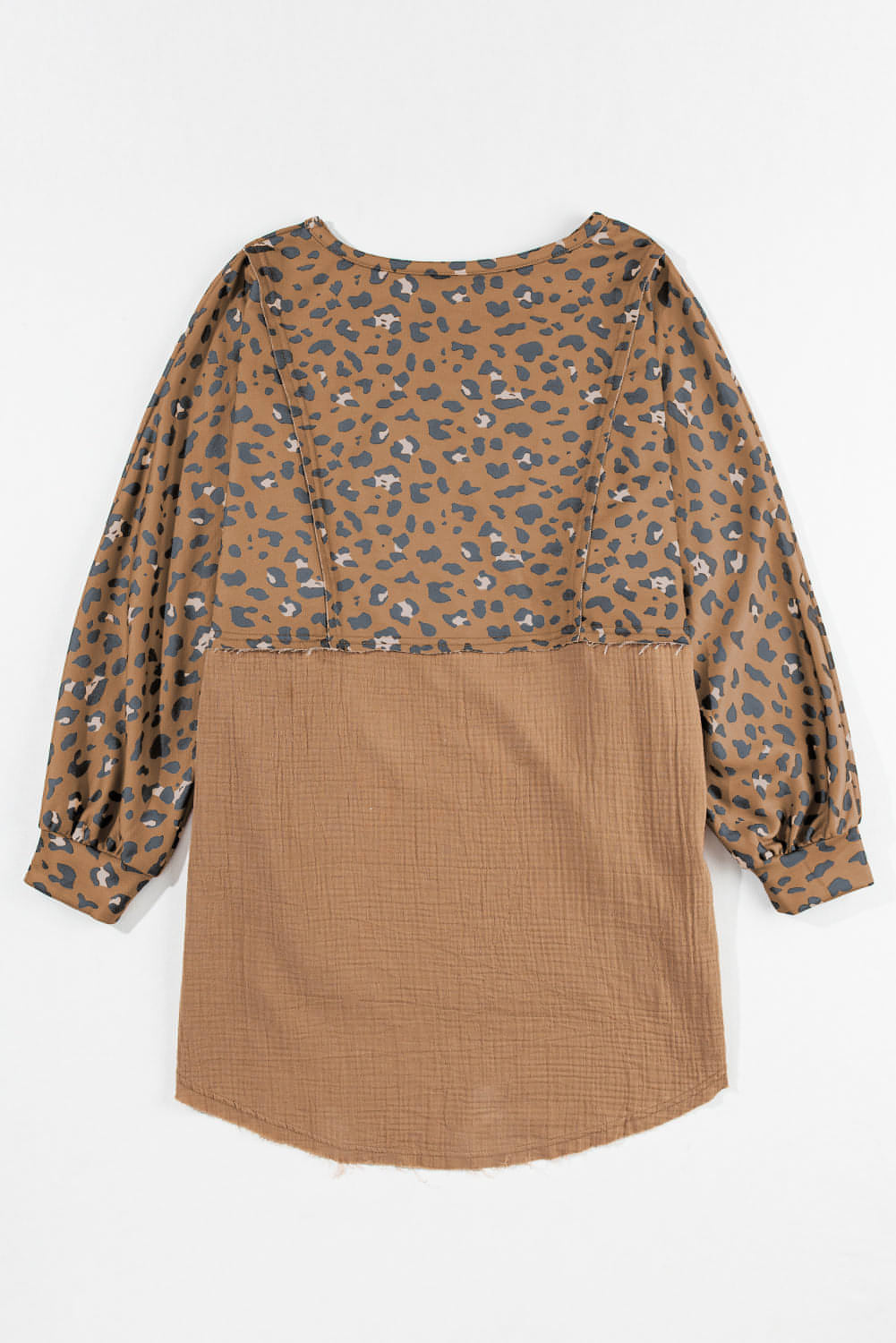 Blusa de retalhos de leopardo de borda crua de borda marrom