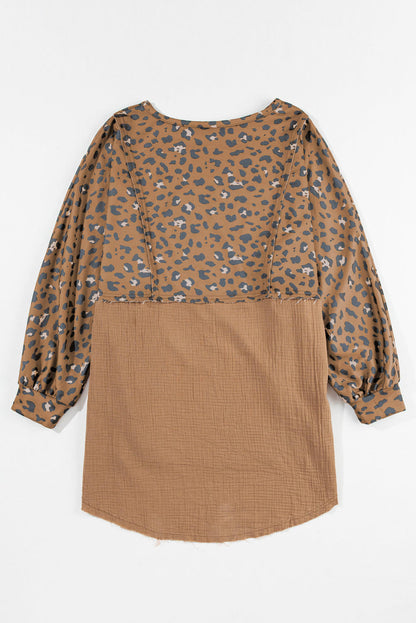 Blusa de retalhos de leopardo de borda crua de borda marrom