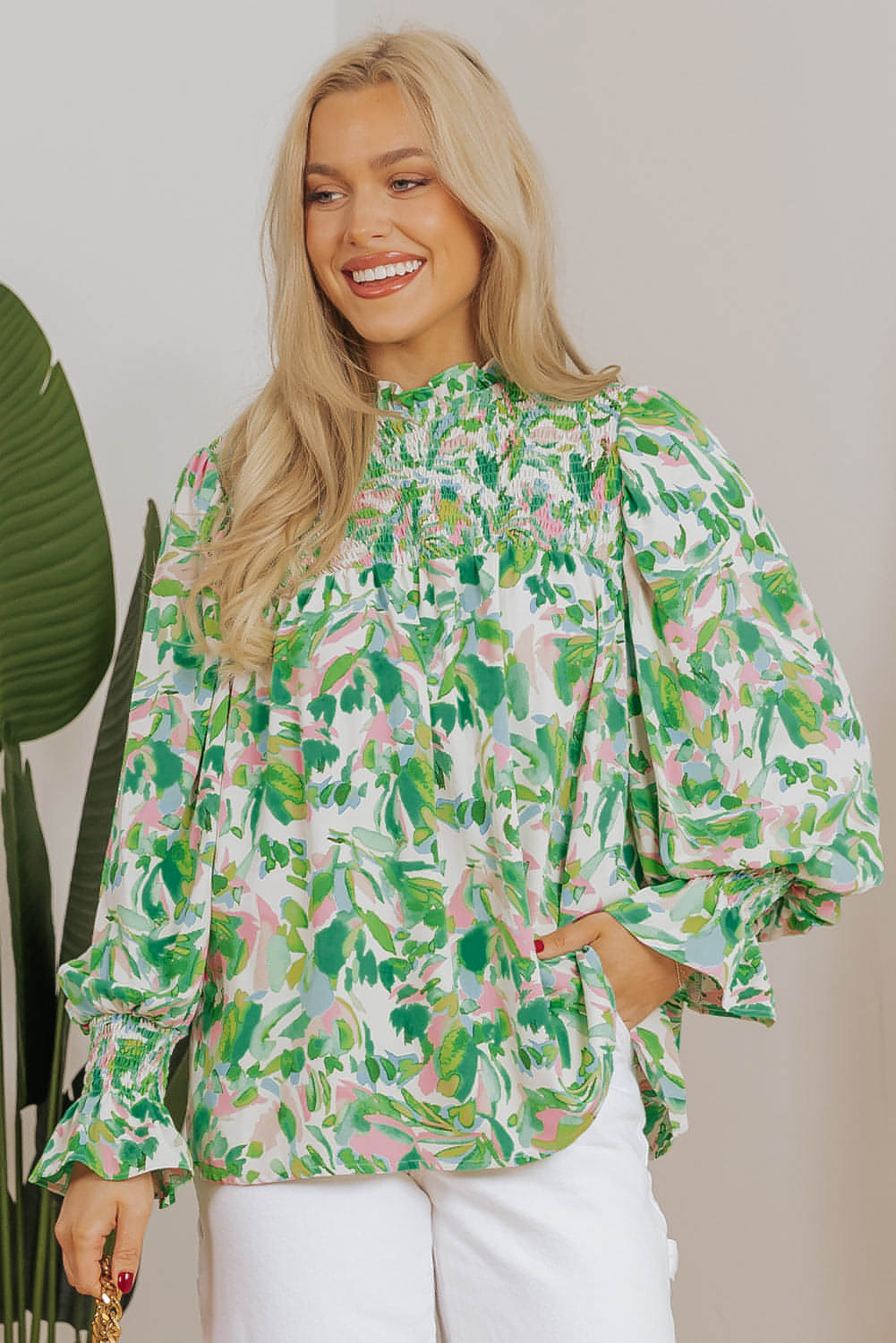 Groene groene blouse met bedrukte volantmouwen en gesmokte hals