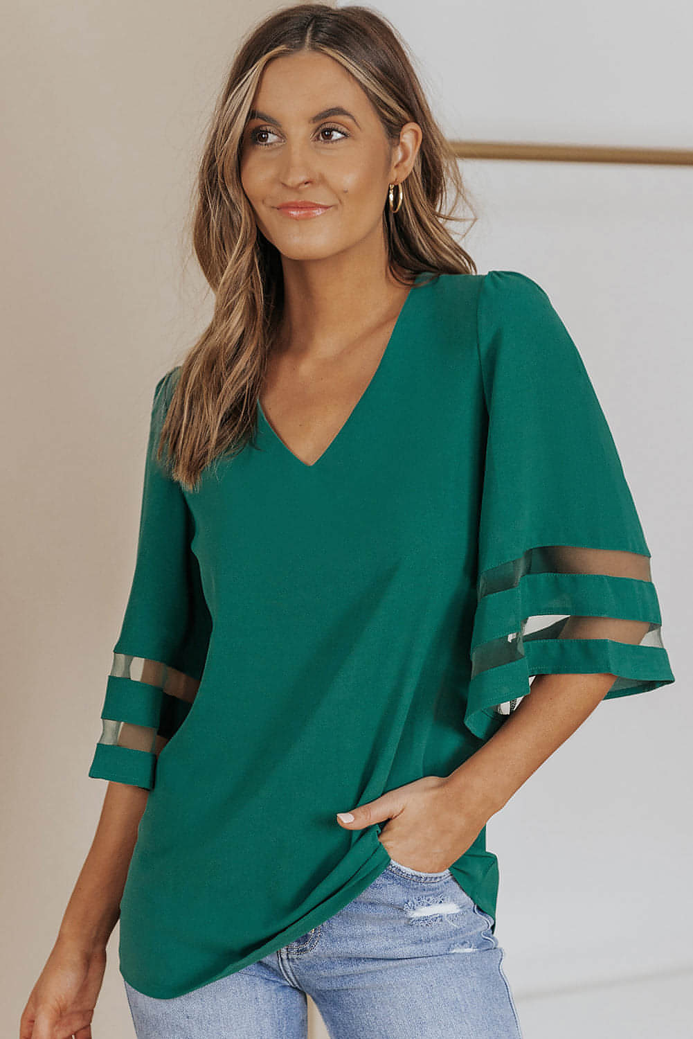 Blusa suelta con escote en V y mangas acampanadas de color verde