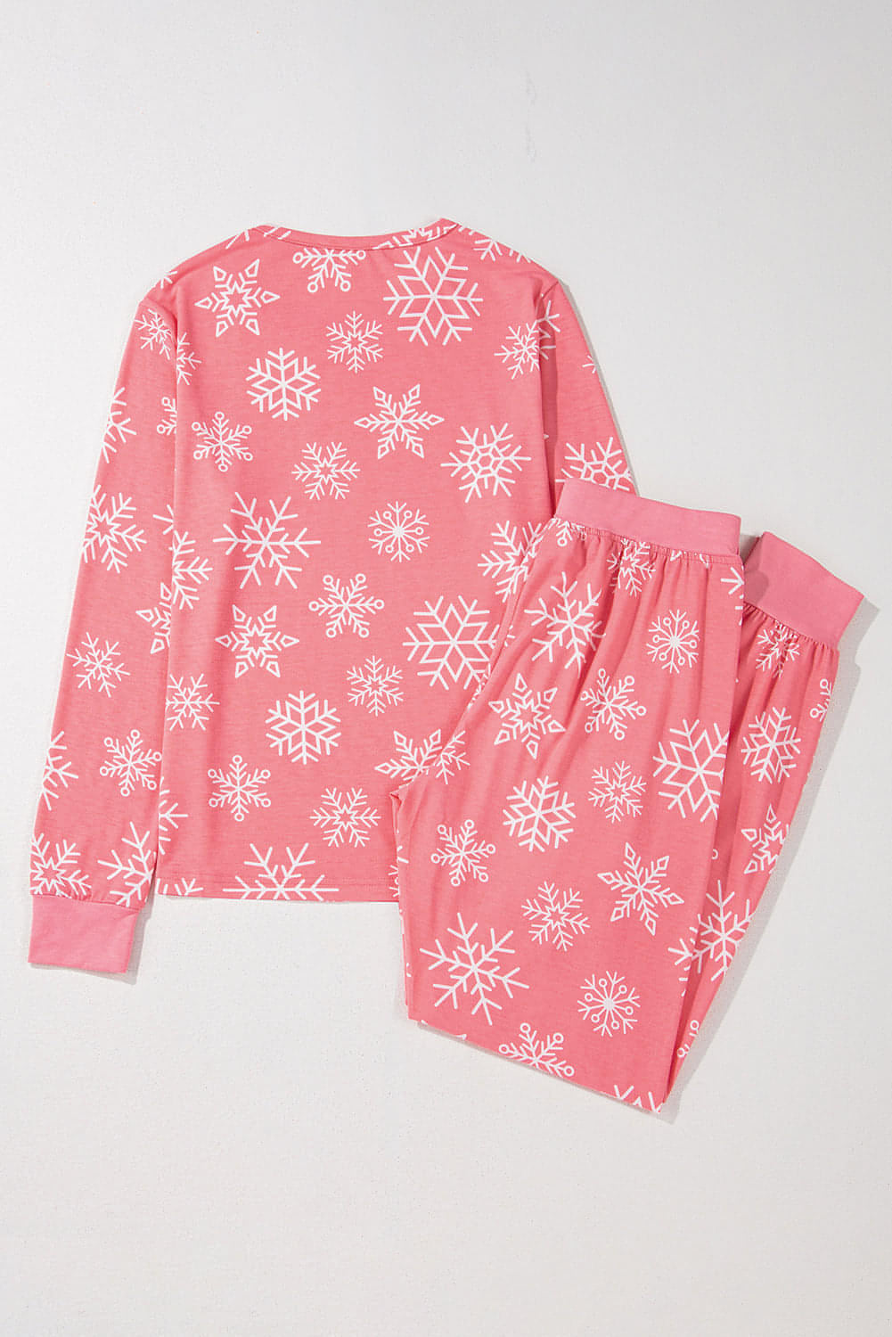 Conjunto de dos piezas para estar por casa con estampado de copos de nieve navideños en color rosa