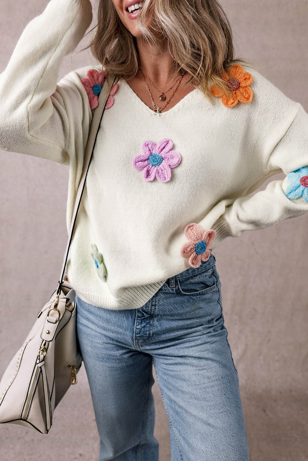 Pull blanc à col en V et fleurs au crochet