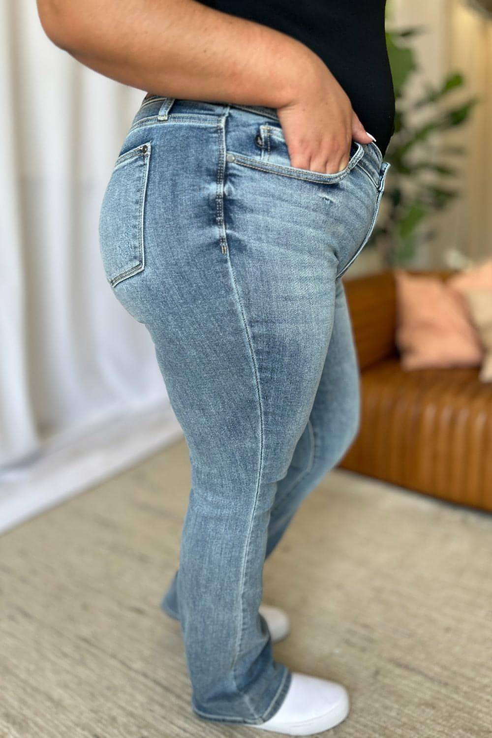 Judy Blue – Bootcut-Jeans in voller Größe mit mittlerer Leibhöhe