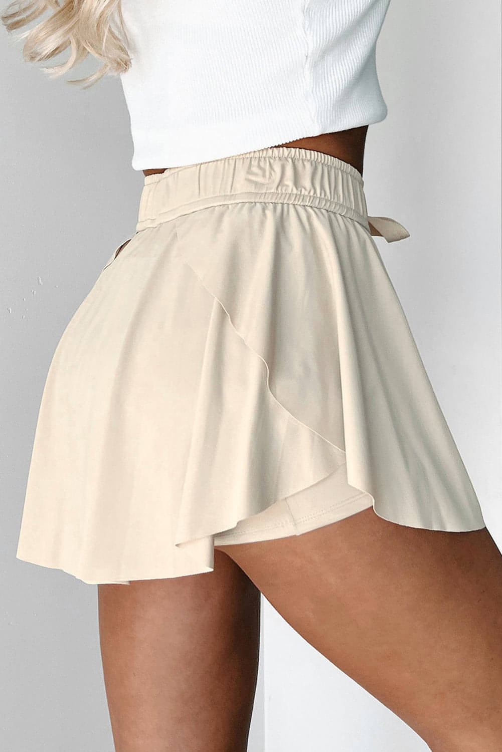 Jupe-short de tennis beige doublée taille haute avec cordon de serrage