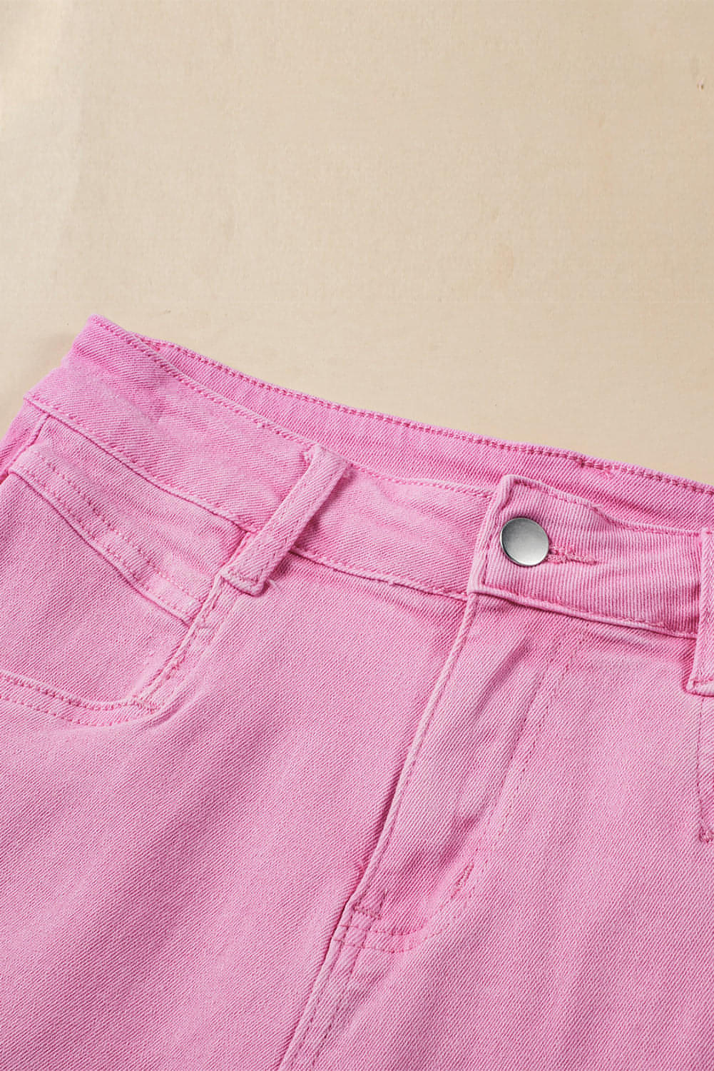 Pantaloncini di jeans a vita media con bordo sfrangiato rosa