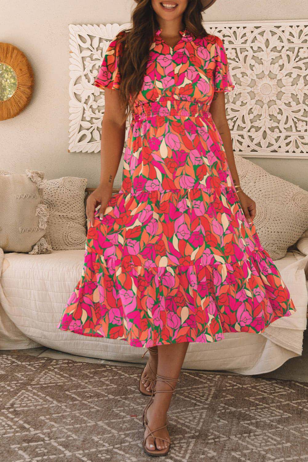 Vestido largo con cintura fruncida y manga corta con estampado floral en rosa