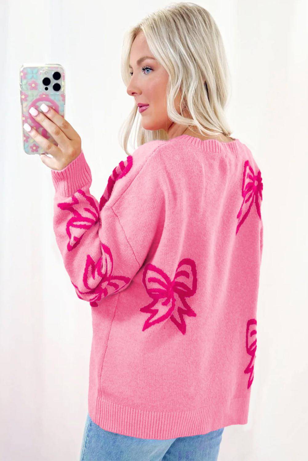 Maglione ampio con spalle scoperte con motivo fiocco rosa