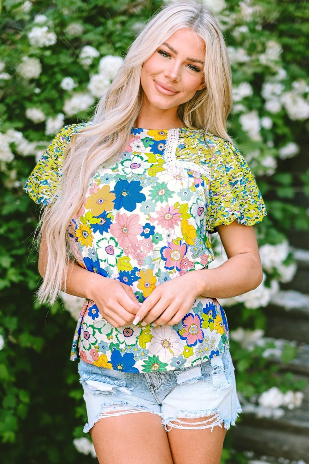 Blusa con estampado floral mixto, ribete de encaje y mangas abullonadas de color verde