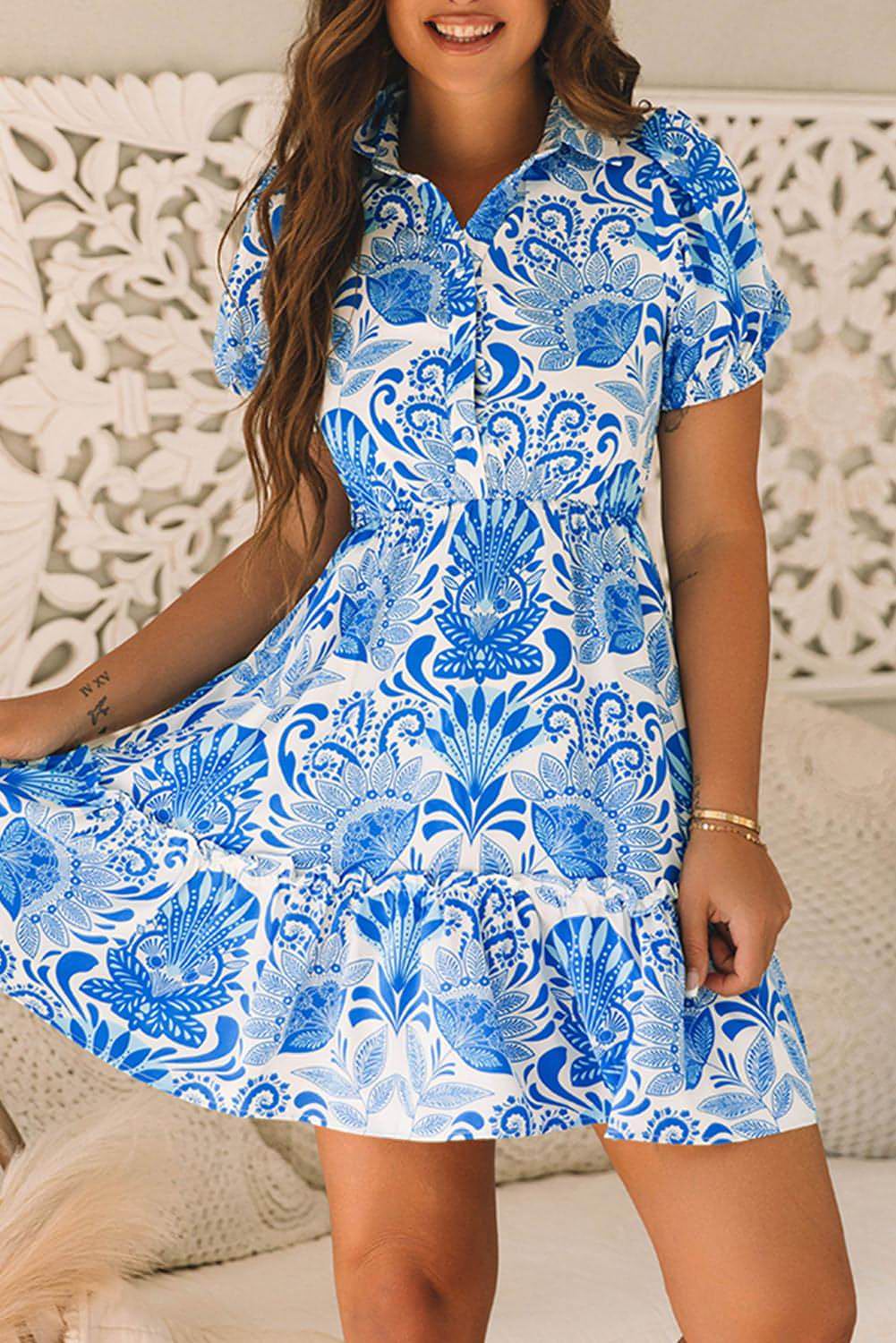 Vestido corto con volantes y cordón en la cintura con estampado floral retro en azul cielo