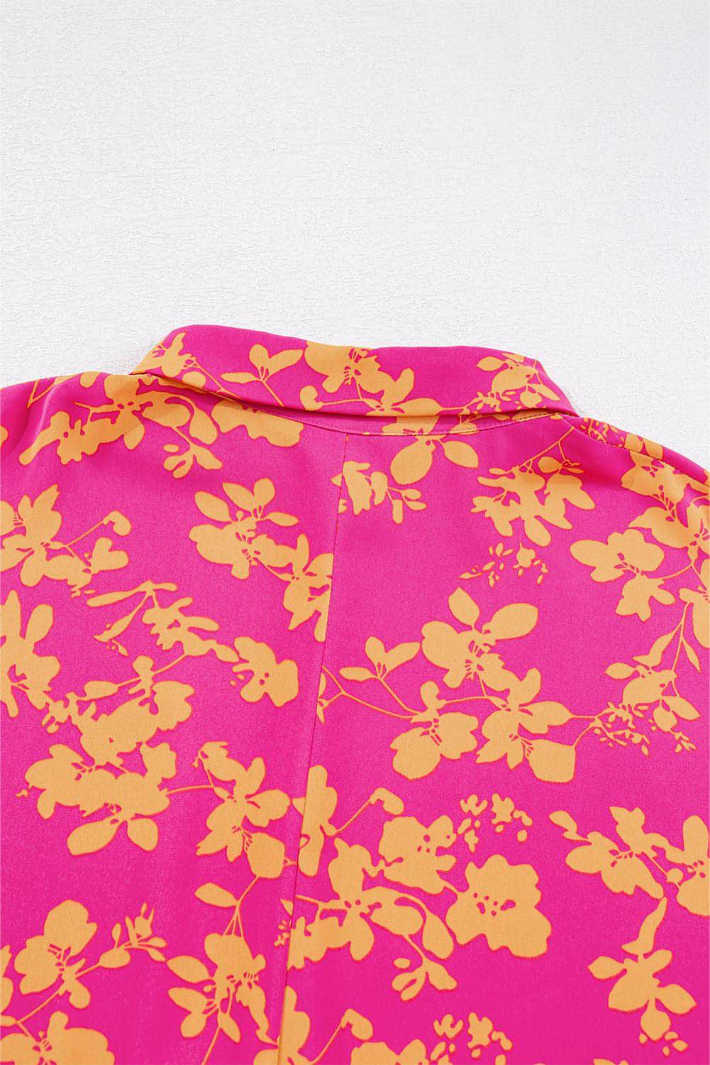 Vestido túnica corto fluido con cordón y estampado floral rosa