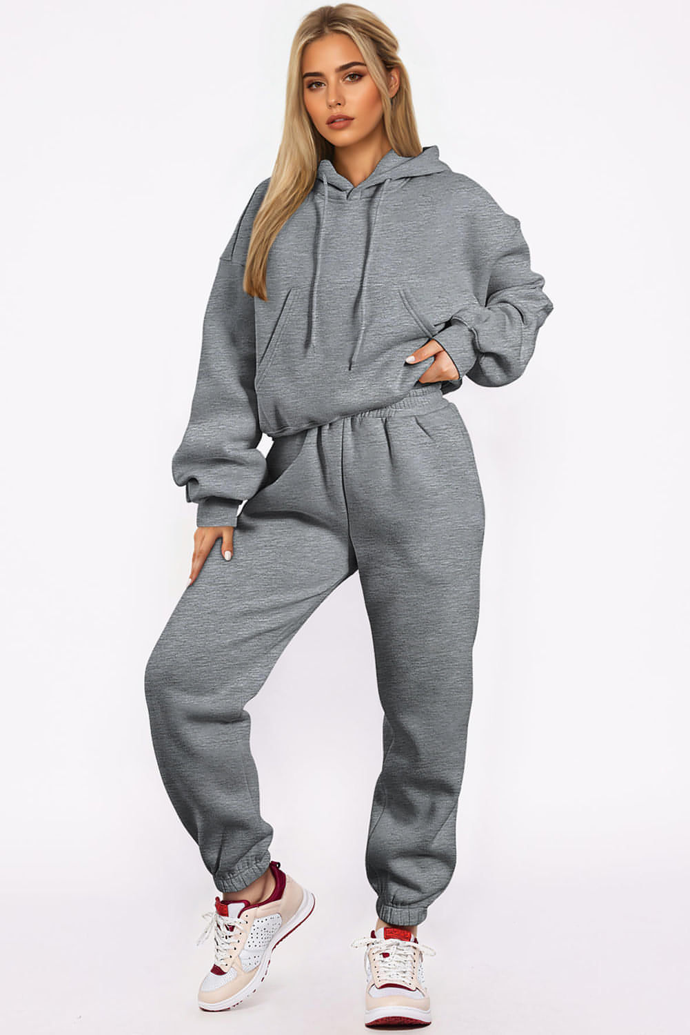 Conjunto de ropa deportiva con sudadera y pantalones deportivos con hombros caídos en color gris liso