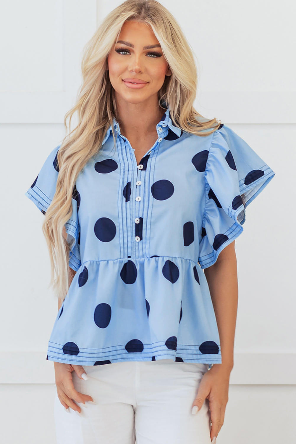 Sky Blue Polka Dot Print ruffled korthylse knappet krage bluse