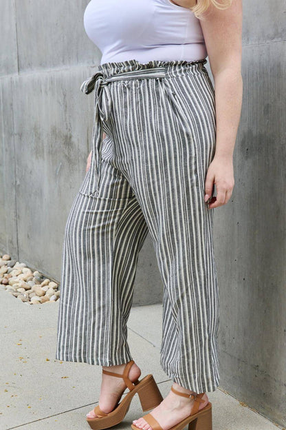 Pantalones culotte a rayas con cintura paperbag de tamaño completo Find Your Path de Heimish