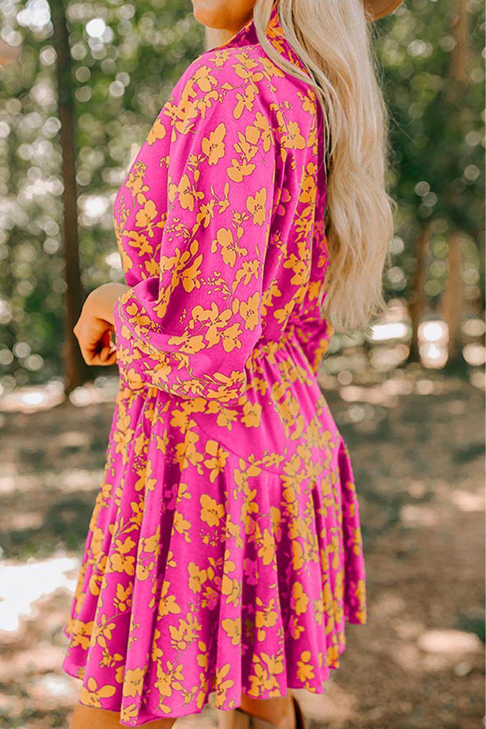 Vestido túnica corto fluido con cordón y estampado floral rosa