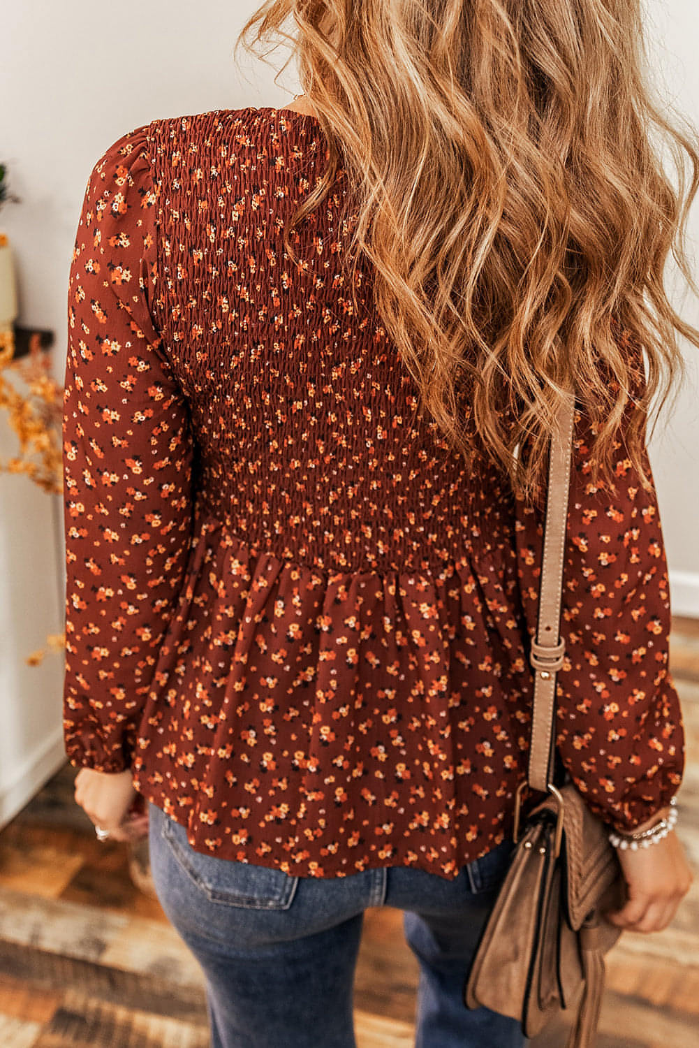 Blusa peplum con volantes y busto fruncido con estampado floral estilo boho