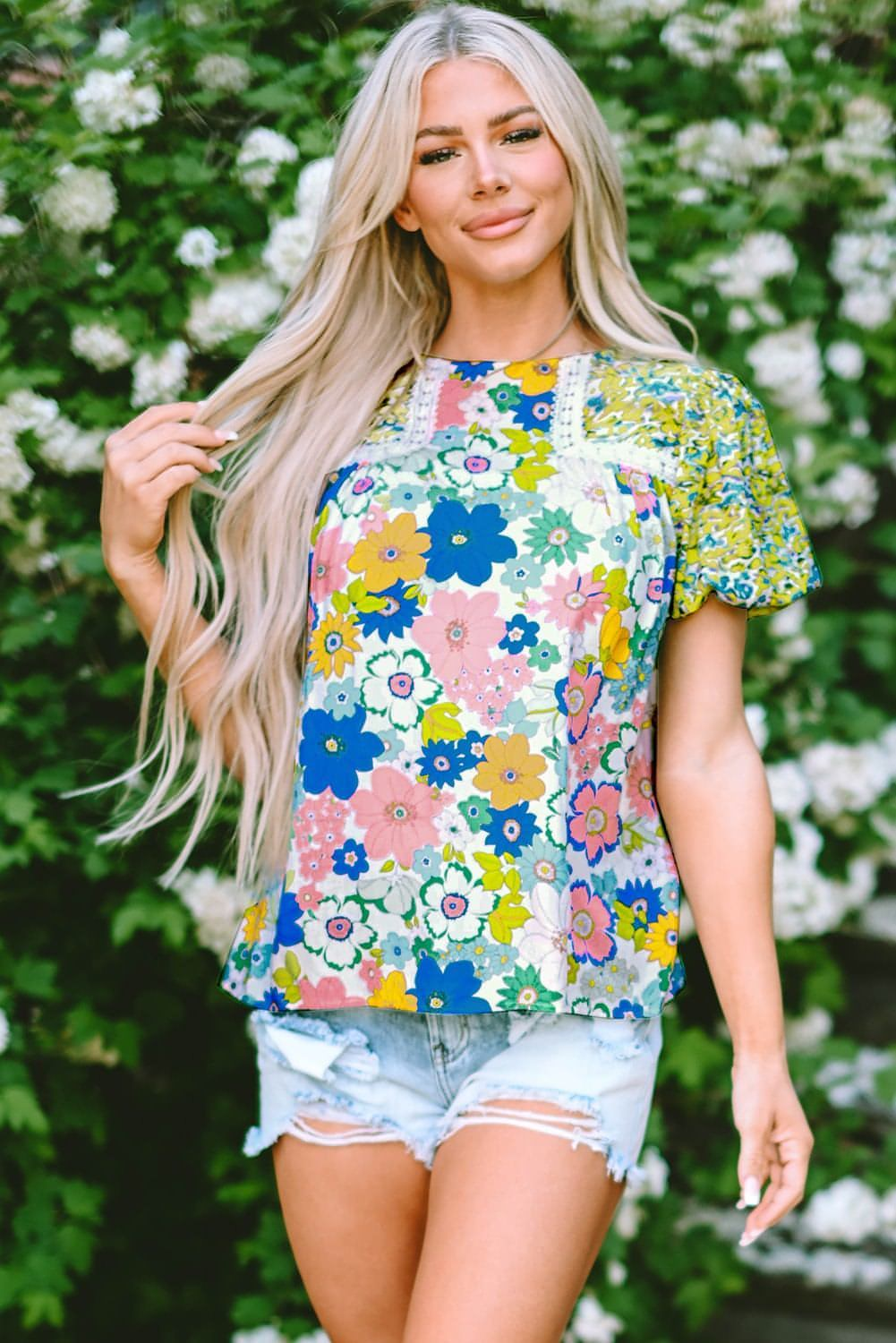 Blusa con estampado floral mixto, ribete de encaje y mangas abullonadas de color verde