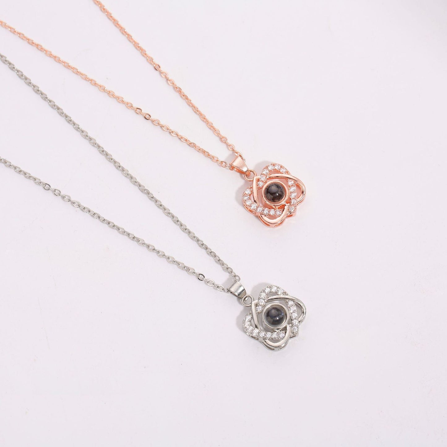 Men's And Women's Fashion Simple Heart-shaped Projection Necklace