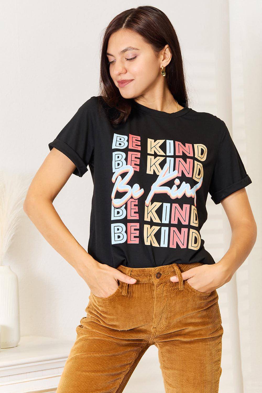 Camiseta de cuello redondo con gráfico BE KIND de Simply Love