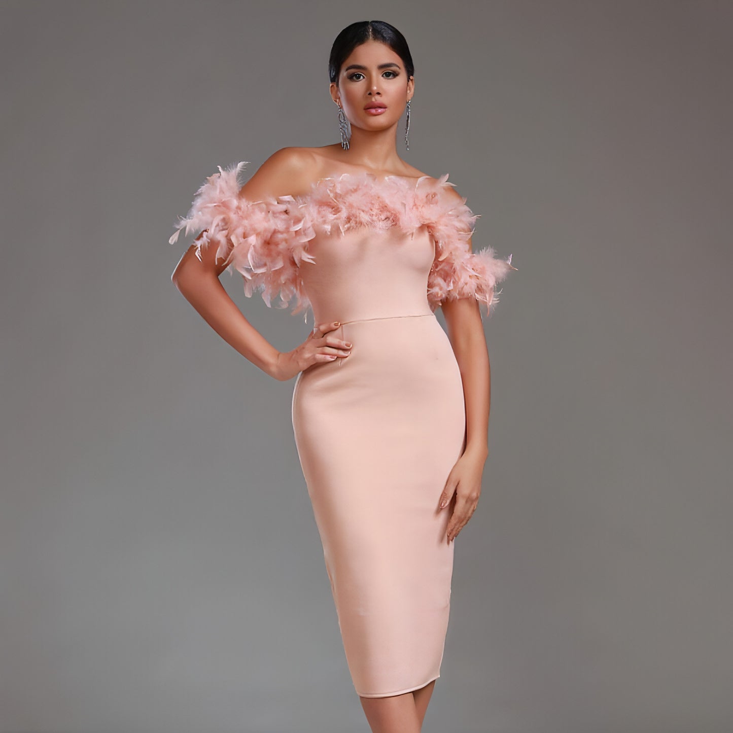 Vestido de mujer con plumas y escote descubierto