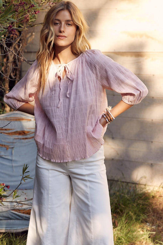 Blusa con cuello anudado y textura en febrero