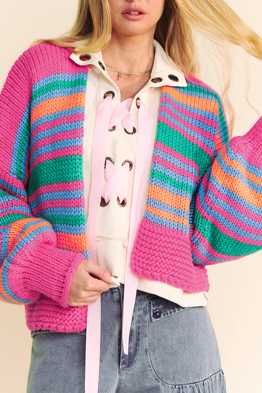 Cardigan ampio con spalle scoperte e maniche a sbuffo colorate a righe rosa