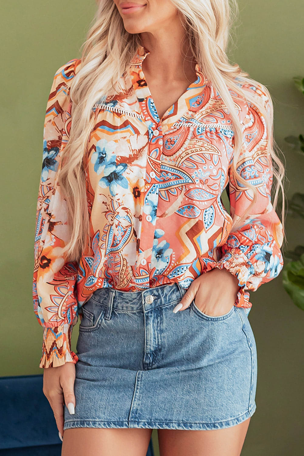 Camisa holgada con botones y puños fruncidos con estampado floral naranja