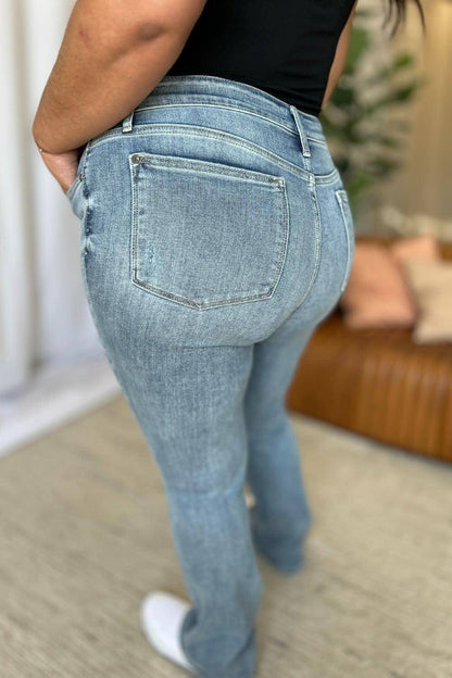 Judy Blue – Bootcut-Jeans in voller Größe mit mittlerer Leibhöhe