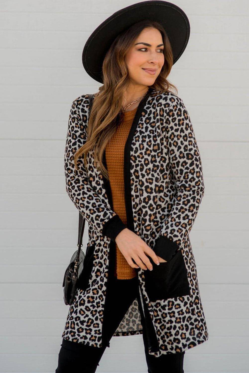 Schwarzer Leopard geflickt Tasche offen vordere Strickjacke