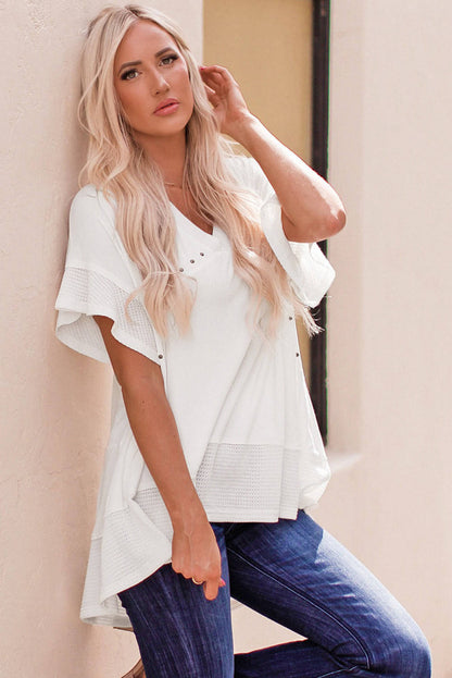 Blusa con escote en V y tachuelas en punto de contraste blanco