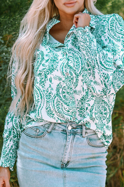 Camisa holgada con botones y puños fruncidos con estampado paisley verde