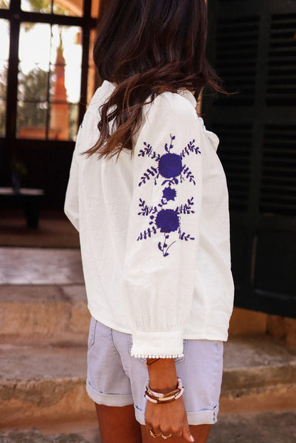 Camisa con mangas de brazalete bordadas con flores blancas