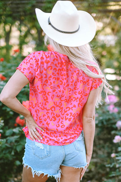 Blusa de manga corta con escote en V y estampado de leopardo en color rosa