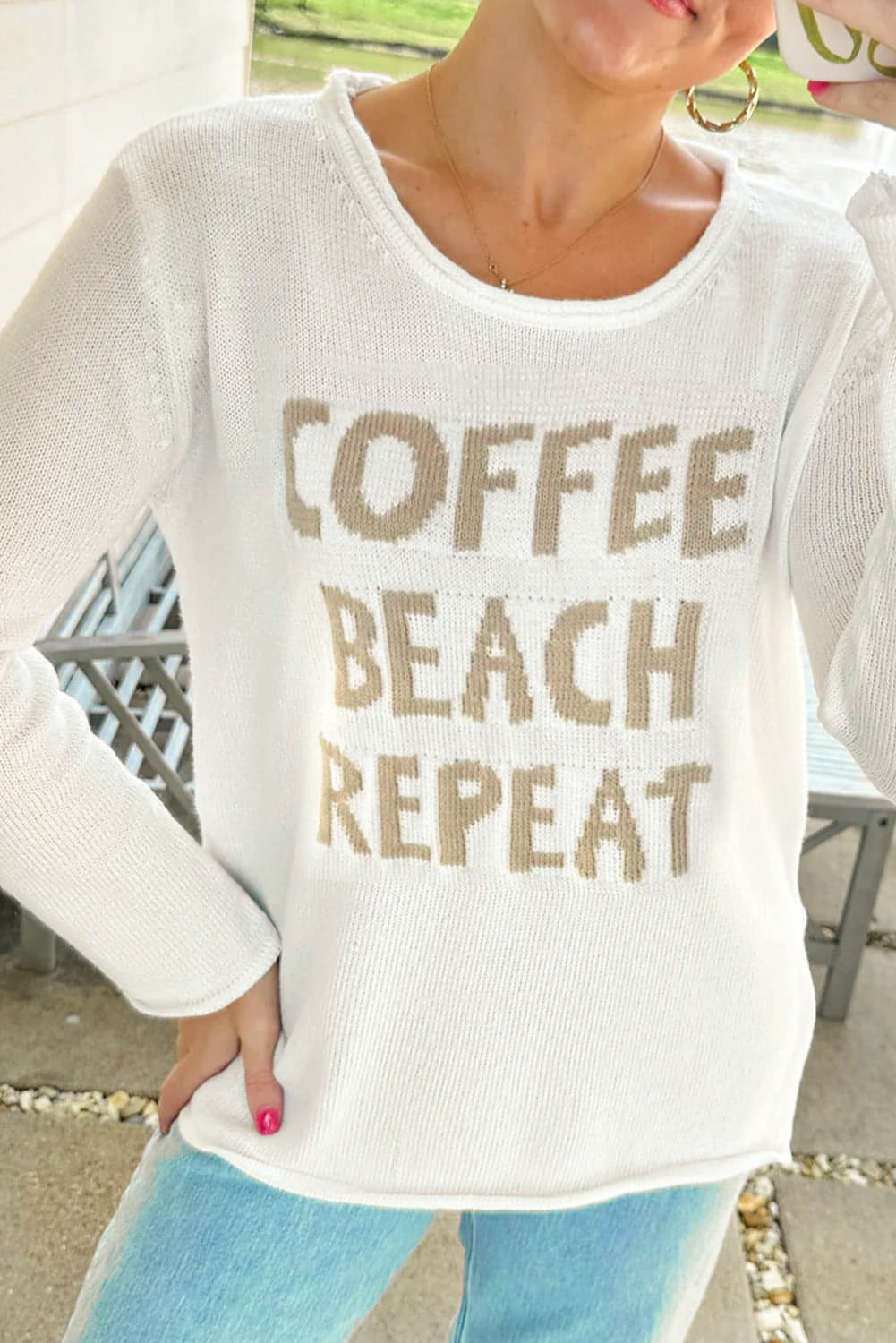 Weißer Pullover mit COFFEE BEACH REPEAT-Grafik