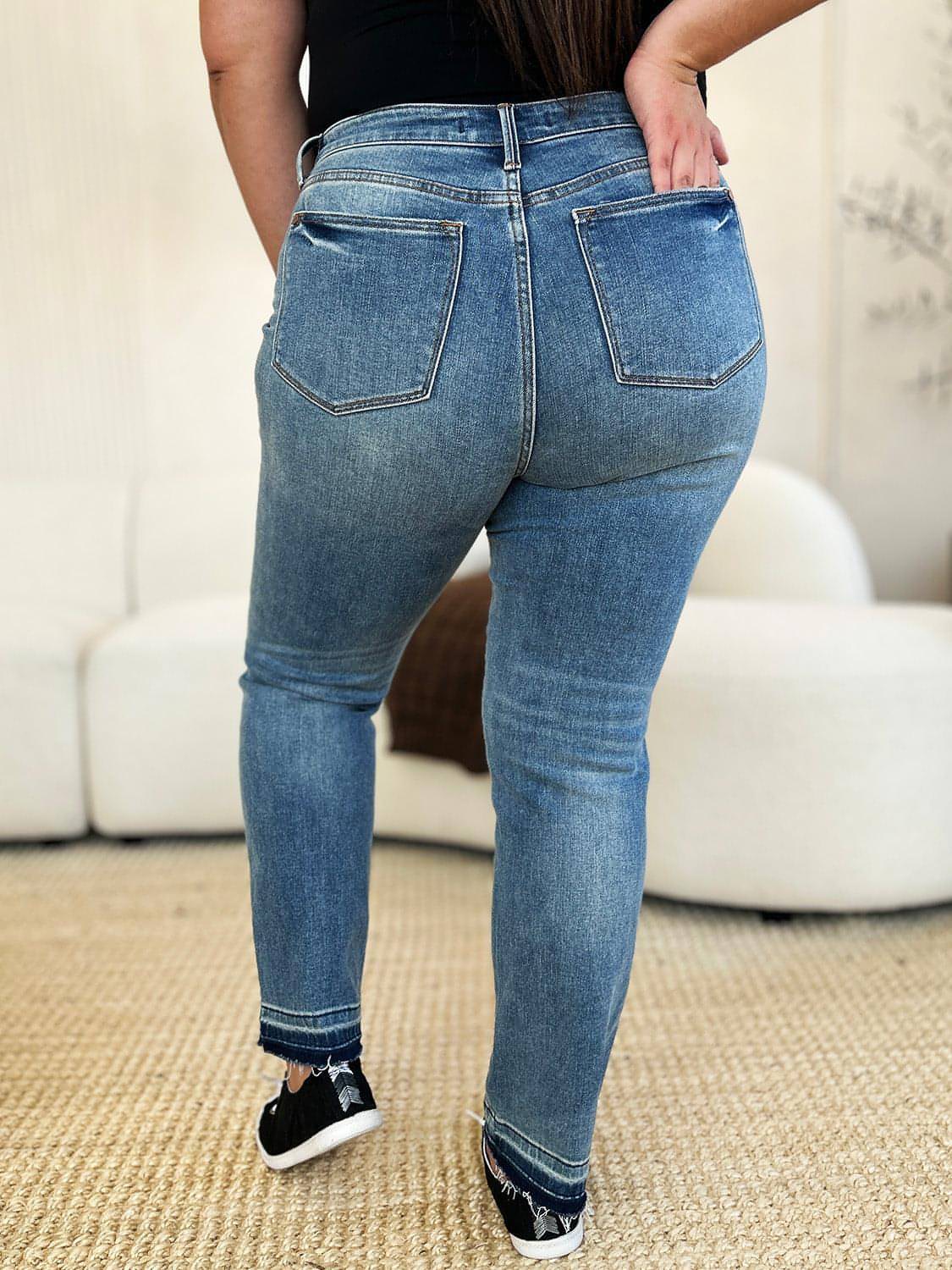 Judy Blue polne velikosti Mid Rise Togid Magic Releale Hem Jeans