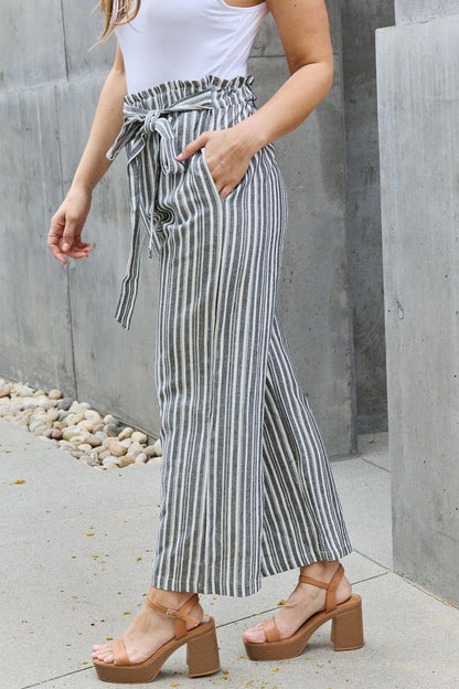 Pantalones culotte a rayas con cintura paperbag de tamaño completo Find Your Path de Heimish