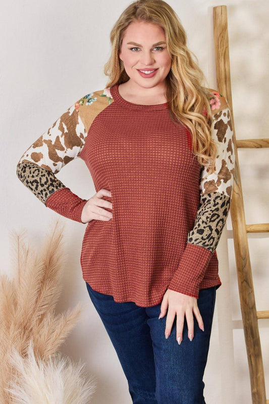 Blusa de punto gofre con estampado de leopardo de tamaño completo de Hailey &amp; Co 