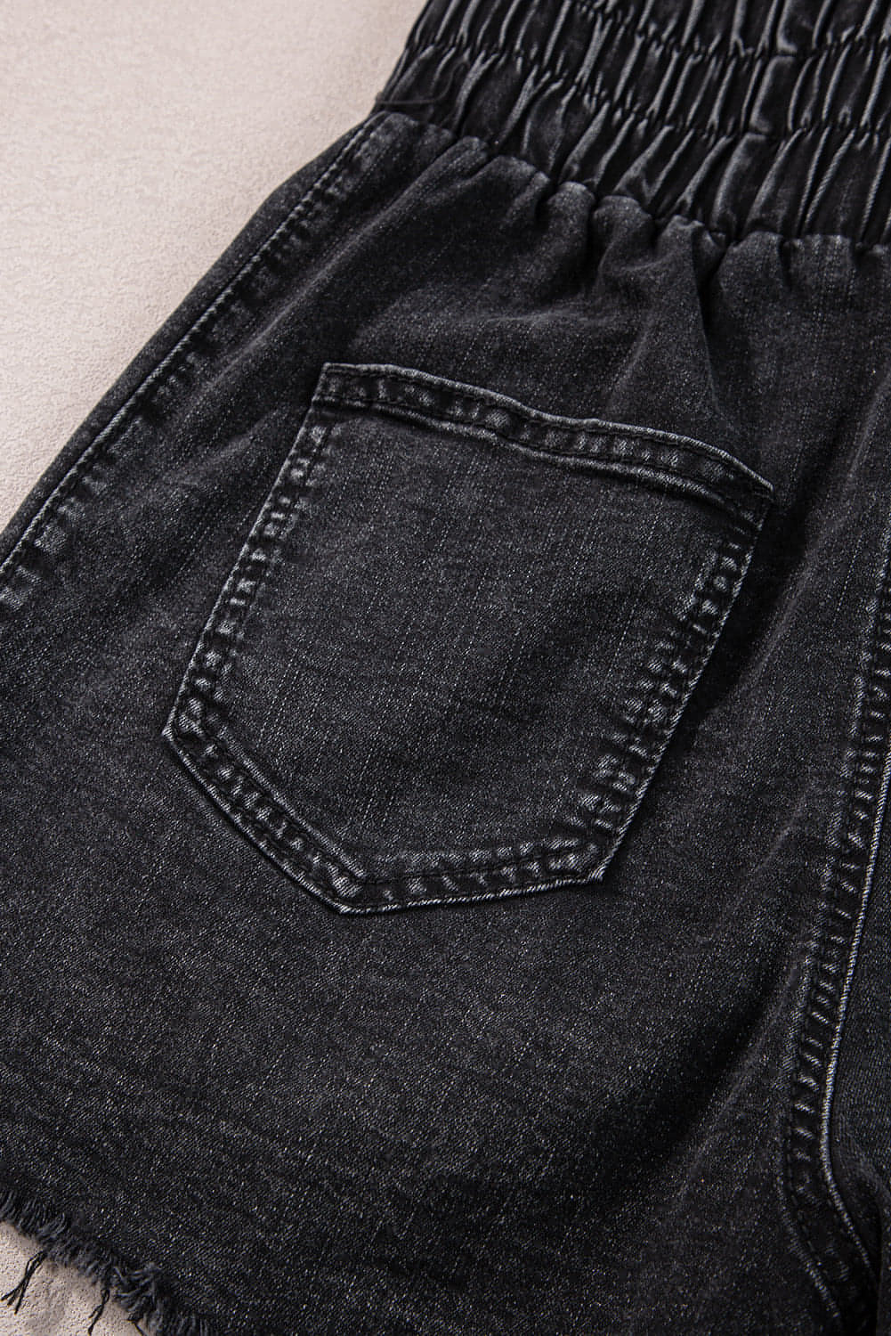 Schwarze, gesmokte, mineralgewaschene Jeansshorts mit hoher Taille