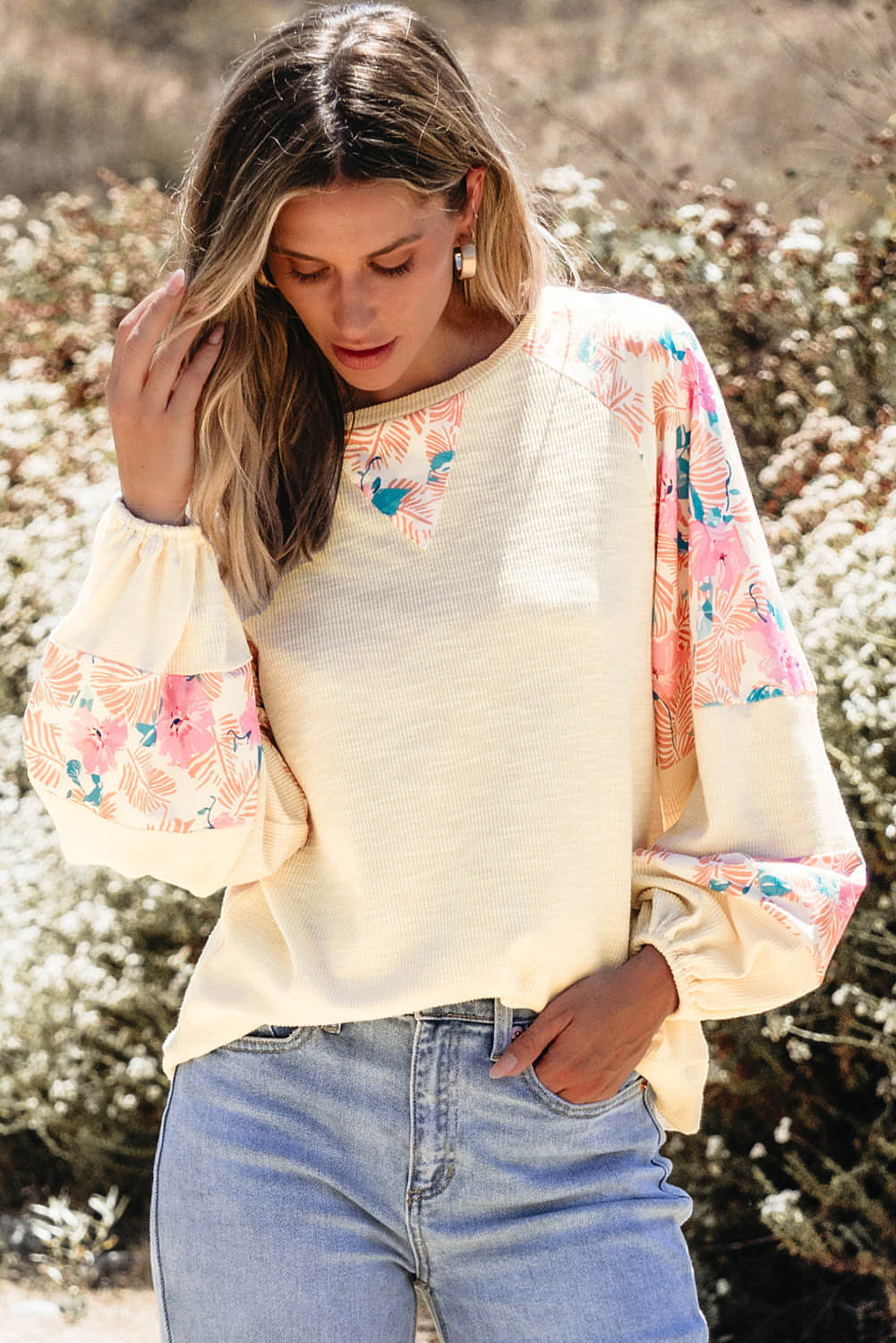 Bluse med ballongermer med teksturert floral patchwork med aprikos