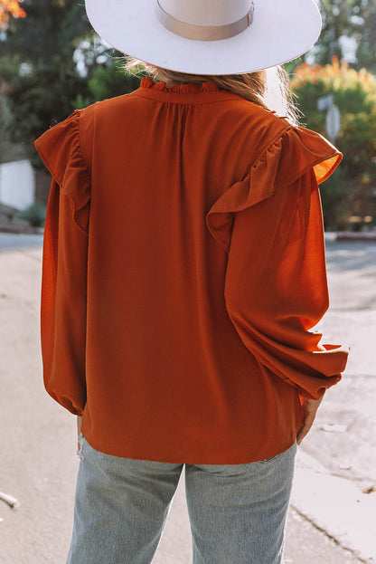 Blusa naranja con volantes, plisada, botones y escote en V