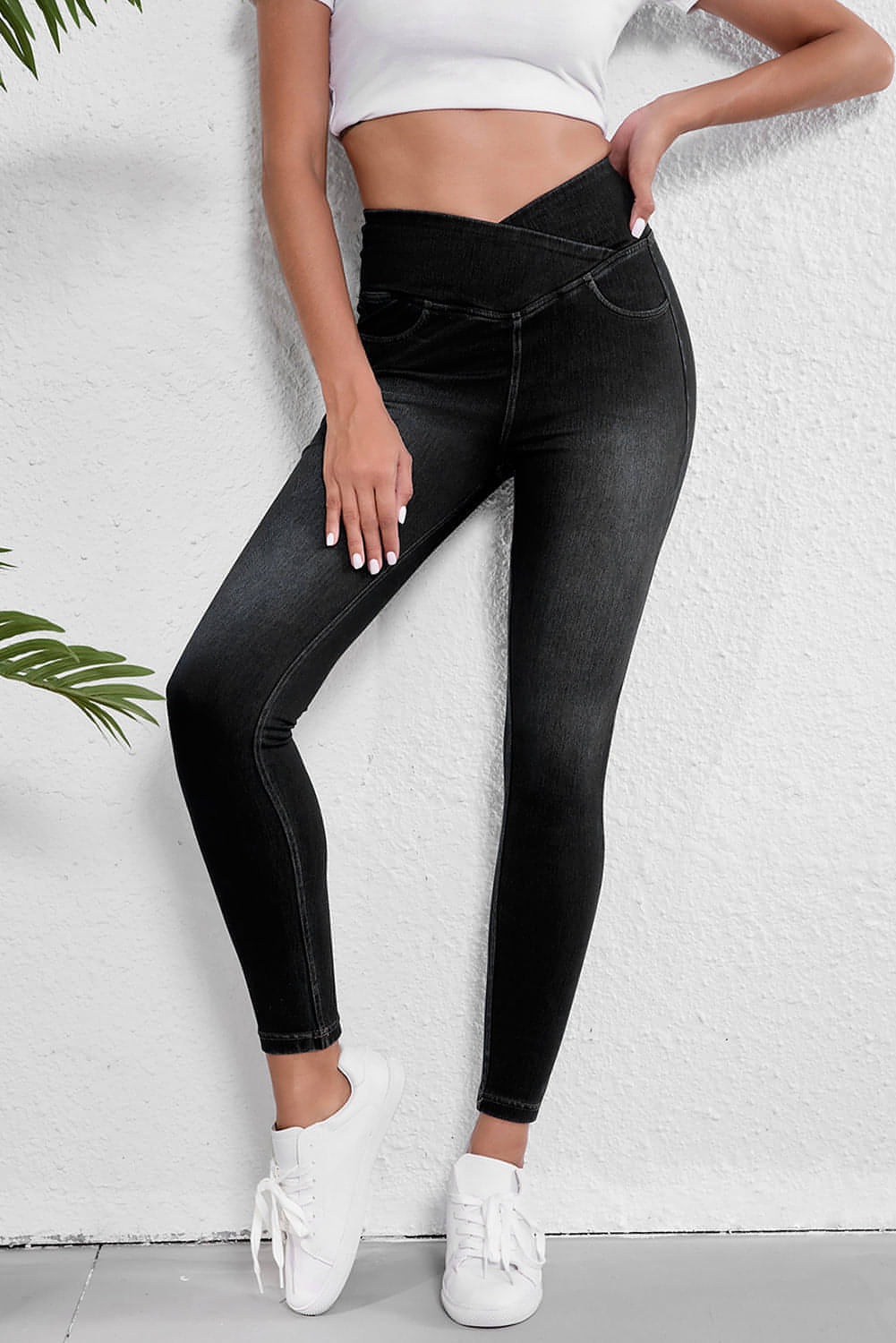 Jeggings ajustados elásticos con cintura arqueada en color negro