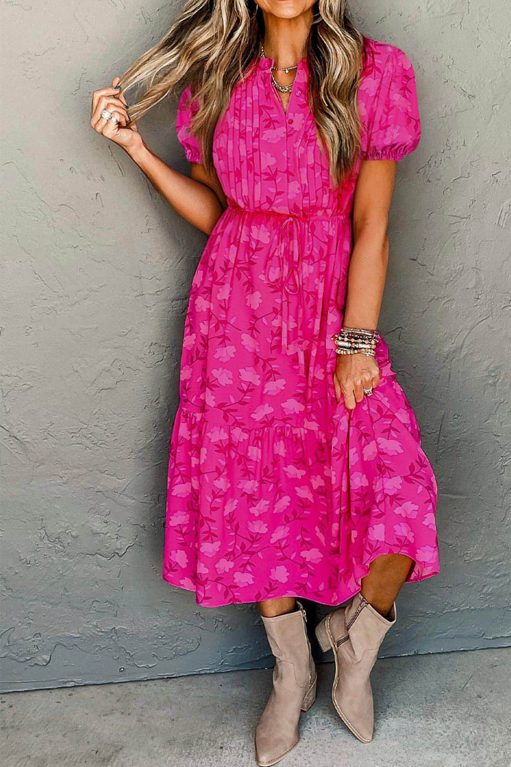 Vestido midi holgado con cordón y plisado con estampado floral en rojo rosa