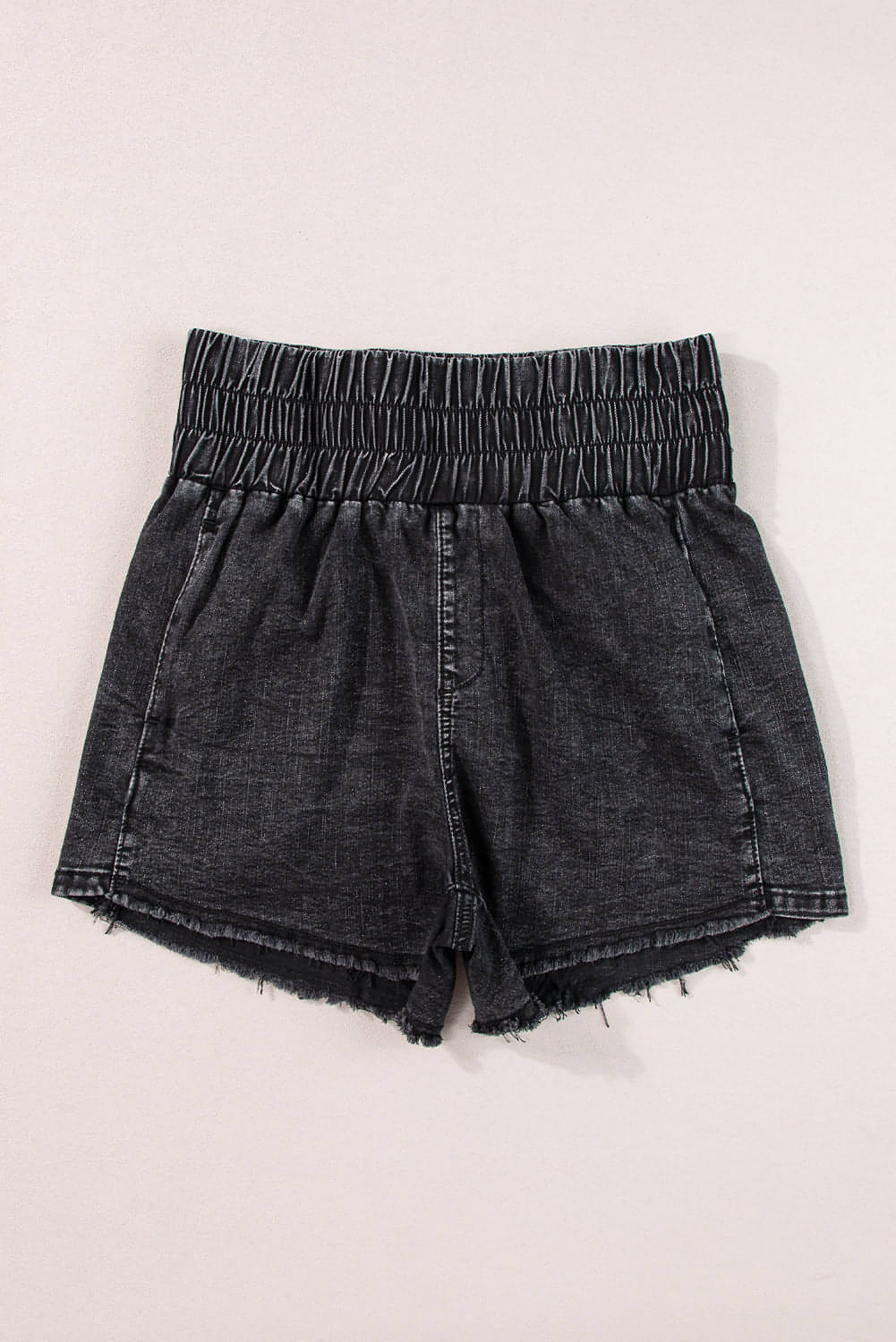 Zwart gesmokte jeansshort met hoge taille en minerale wassing