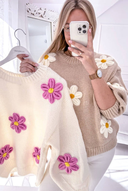 Suéter de punto grueso tejido a crochet con flores blancas