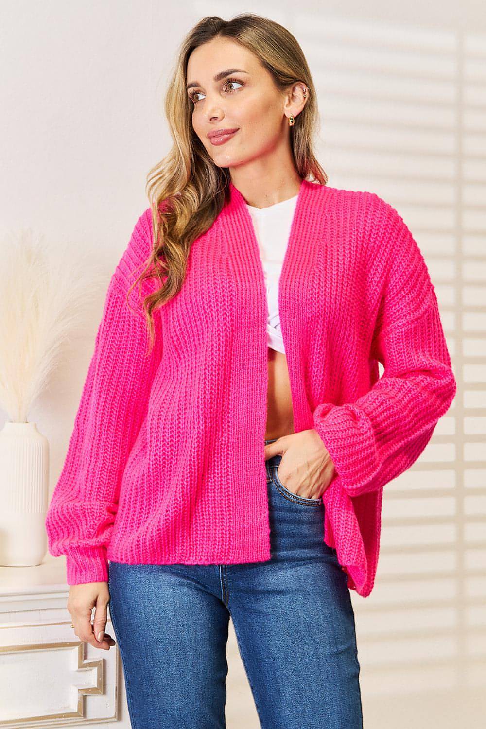 Cardigan con spalla abbassata sul davanti aperto in maglia a coste destra